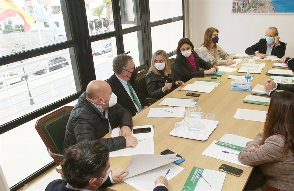 La ley LISTA facilitará el desbloqueo del PGOU de Torremolinos. En la imagen, la consejera de Fomento, Marifrán Carazo, con la alcaldesa, Margarita del Cid, en una reunión en el ayuntamiento.