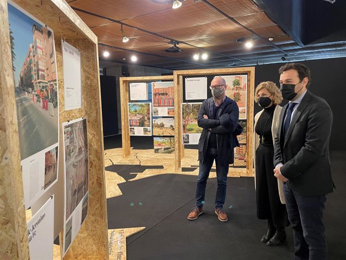 El director general de Territorio y Arquitectura, Jaime Pérez Zulueta, en la exposición Punto de partida. Regeneración Urbana de Lorca que acoge el Colegio de Arquitectos de la Región de Murcia hasta el próximo 10 de febrero