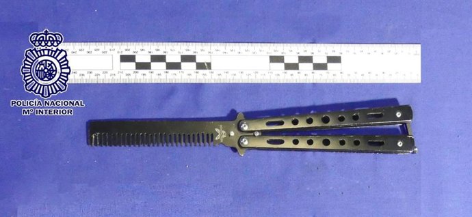 Peine incautado a uno de los dos menores detenidos.