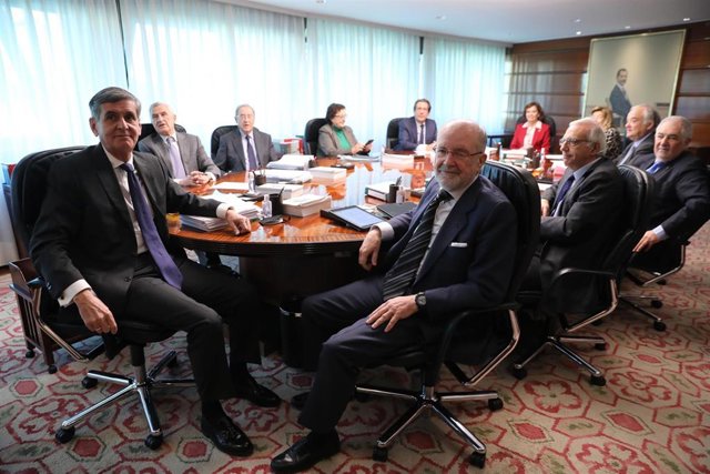 Archivo - El presidente del Tribunal Constitucional, Pedro González-Trevijano (i) y el vicepresidente del Tribunal Constitucional, Juan Antonio Xiol Ríos (d), en el primer Pleno jurisdiccional tras la renovación del órgano