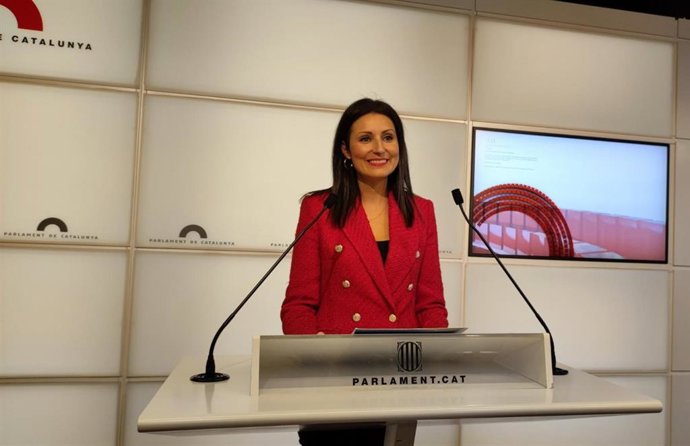 La diputada del PP en el Parlament Lorena Roldán en rueda de prensa