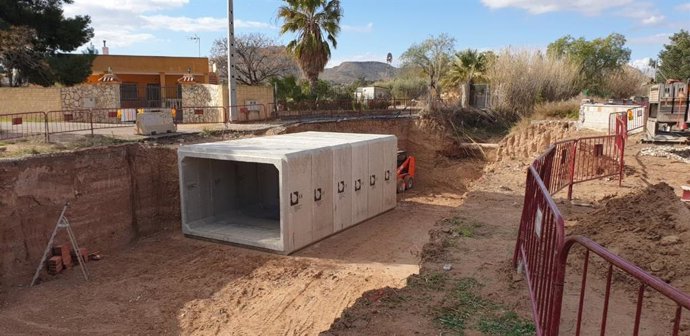 Ayuntamiento repara el camino de Molineta con marcos de hormigón prefabricado para protegerlos de la lluvia