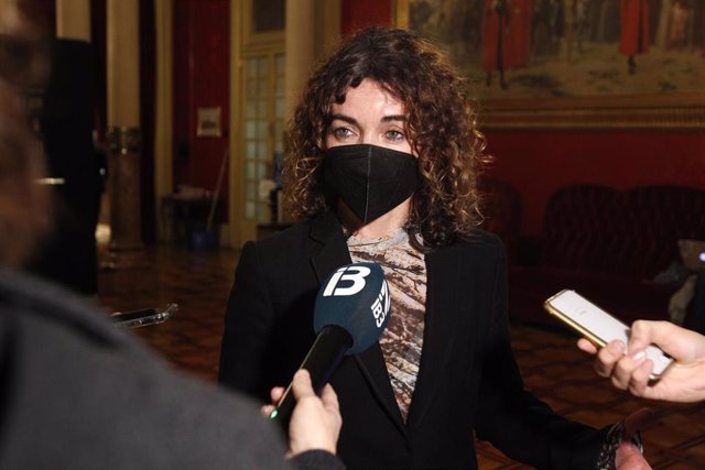 Archivo - La consellera de Hacienda del Govern balear, Rosario Sánchez, ofrece declaraciones a los medios de comunicación. 