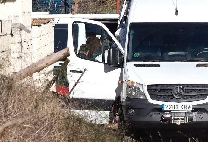 Agentes de la Guardia Civil suben al furgón policial al detenido en relación con la desaparición de Esther López.