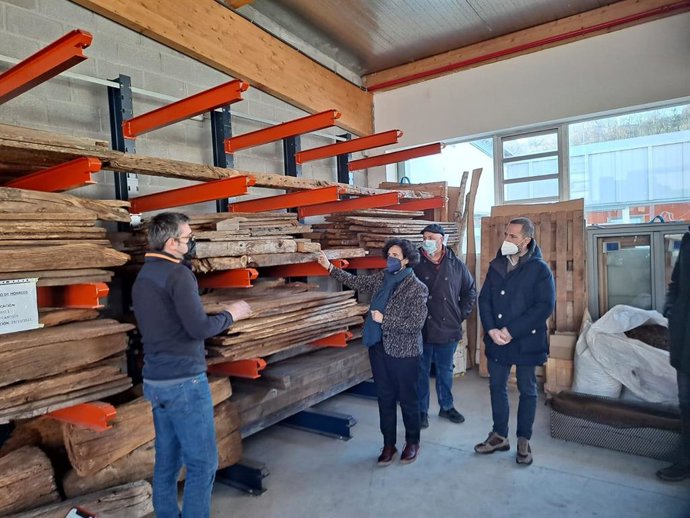 La consejera de Cultura, Berta Piñán, con el alcalde de Siero, Ángel García