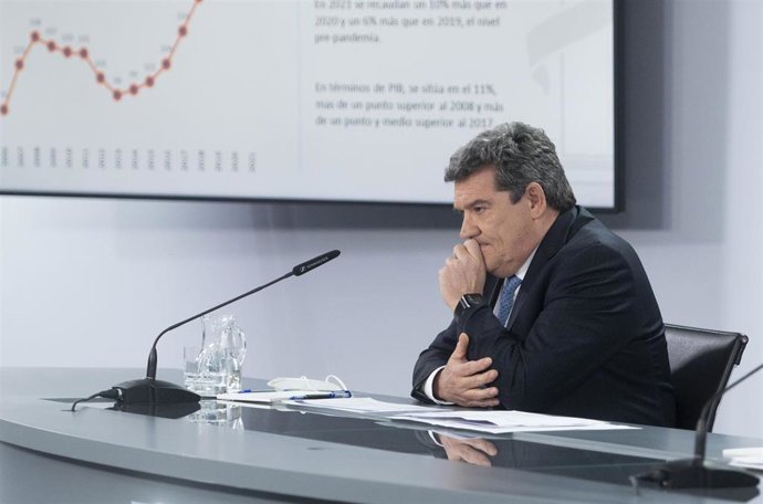 El ministro de Inclusión, Seguridad Social y Migraciones, José Luis Escrivá, comparece tras la reunión del Consejo de Ministros en Moncloa, a 25 de enero de 2022, en Madrid (España).