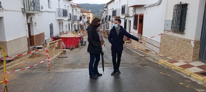 La delegada territorial de Regeneración, Justicia y Administración Local en Málaga, Mónica Alejo, visita Arriate, junto al alcalde, Francisco Javier Anet.