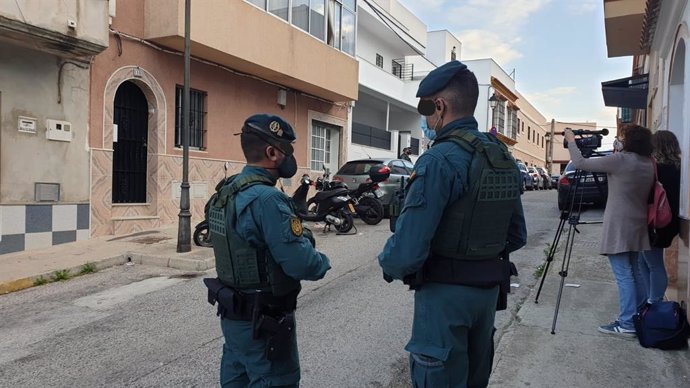 Agentes de la Guardia Civil en la operación desplegada en El Puerto y Barbate.