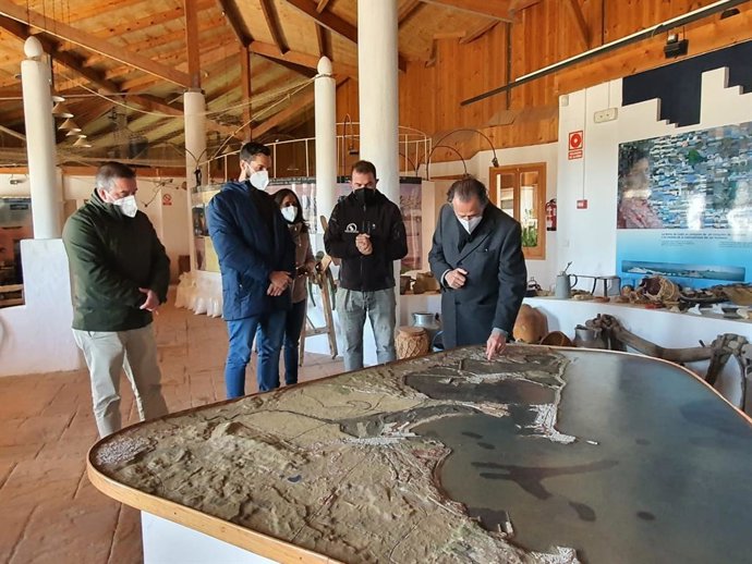 El responsable del Área de Transición Ecológica y Desarrollo Urbano Sostenible de la Diputación de Cádiz, Mario Fernández, y el alcalde de Chiclana, José María Román, durante su visita al Centro de Recursos Ambientales (CRA) Salinas de Chiclana.