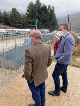 Delgado visita la obra de la granja de perdices junto al alcalde de Bacares (Almería), José Segura