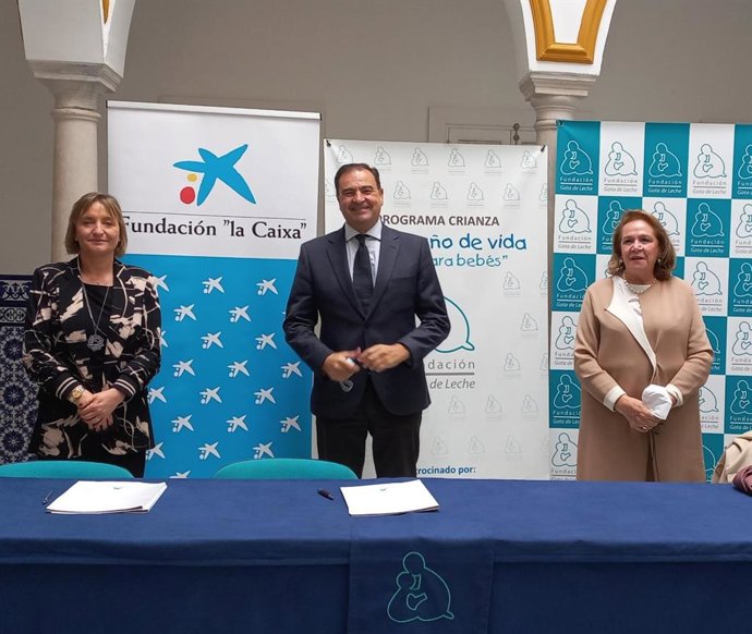 De izquierda a derecha,  Maria Jesús Catalá, directora territorial de CaixaBank en Andalucía Occidental y Extremadura; Antonio Millán Jiménez, presidente de la Fundación Gota de Leche; y Concha Yoldi, vicepresidenta.