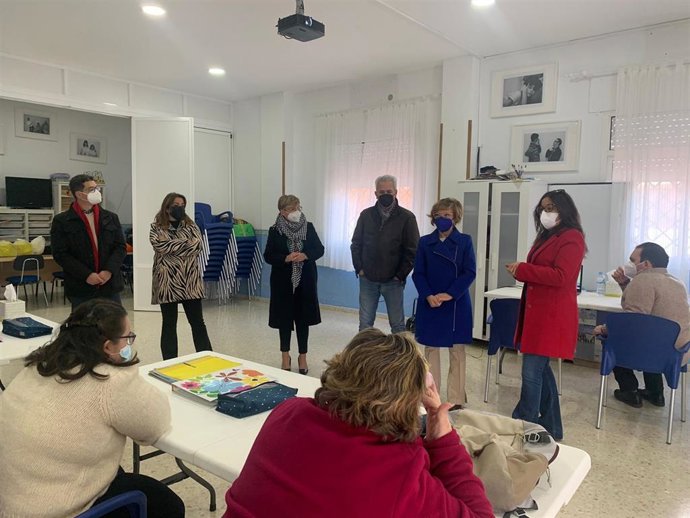 La diputada de Igualdad de la Diputación de Cádiz, Carmen Collado, durante su visita a la Asociación de Discapacitados de Rota.