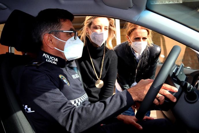 La alcaldesa de Alcalá de Guadaíra, Ana Isabel Jiménez, acompañada de la delegada de Gobernación, María José Morilla, y el jefe de la Policía Local, Gabriel Solano, ha inspeccionado  los vehículos.