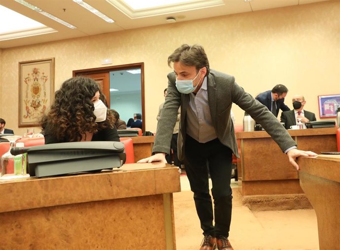 La portavoz adjunta de Unidas Podemos en el Congreso, Sofía Fernández Castañón y el presidente del grupo, Jaume Asens, durante la Diputación Permanente, en el Congreso de los Diputados, a 25 de enero de 2022, en Madrid (España).