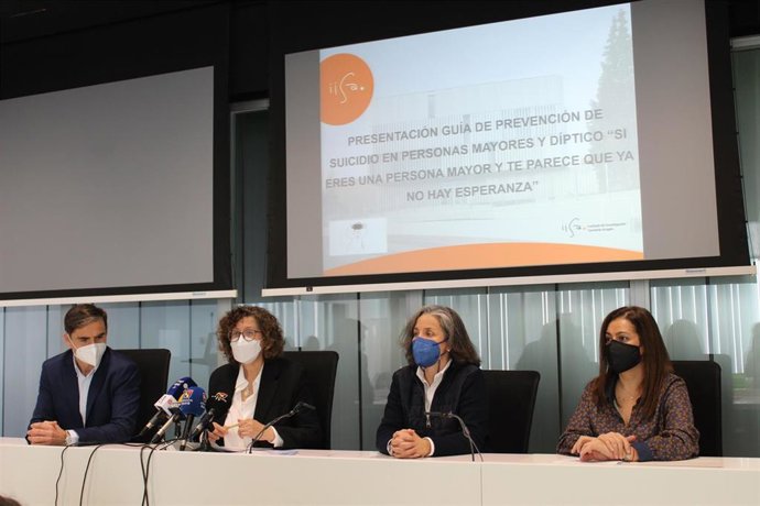 De izquierda a derecha, Óscar López, Ana Sánchez, Eugenia González y Raquel García en la la presentación de la guía