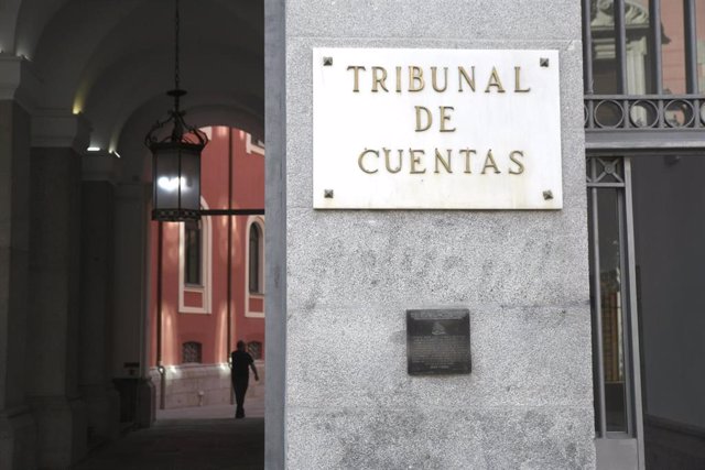 Archivo - Placa en la puerta principal del edificio del Tribunal de Cuentas en Madrid