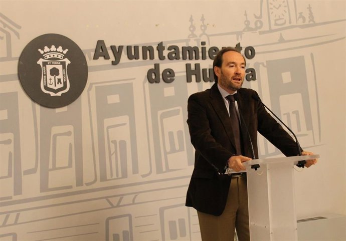 Archivo - El concejal del Ayuntamiento de Huelva José Fernández, en una imagen de archivo. 