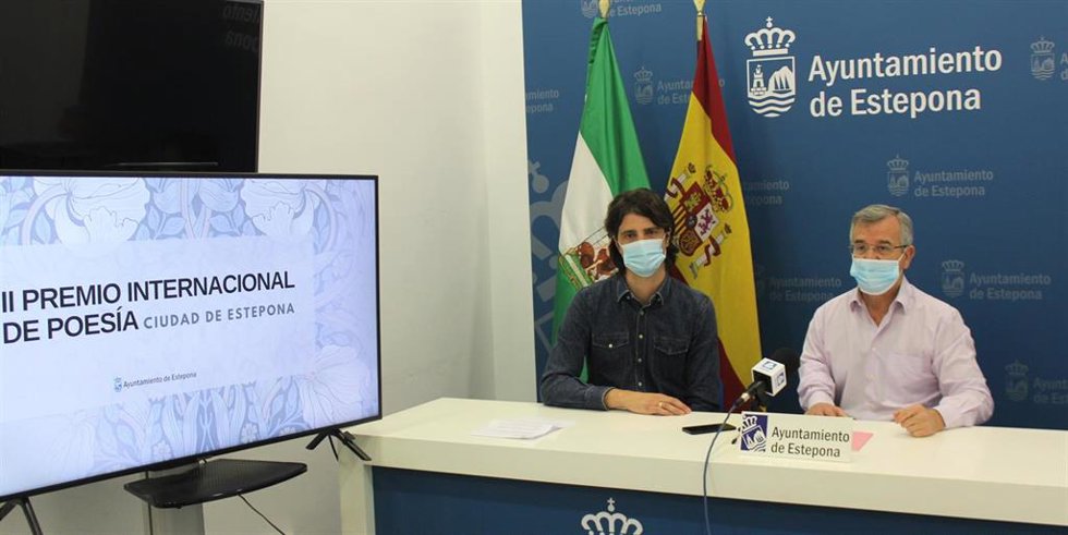 El poeta Alejandro Simón Partal y el alcalde de Estepona, José María García Urbano, presentan el II Premio Internacional de Poesía 'Ciudad de Estepona', dotado con 6.000 euros