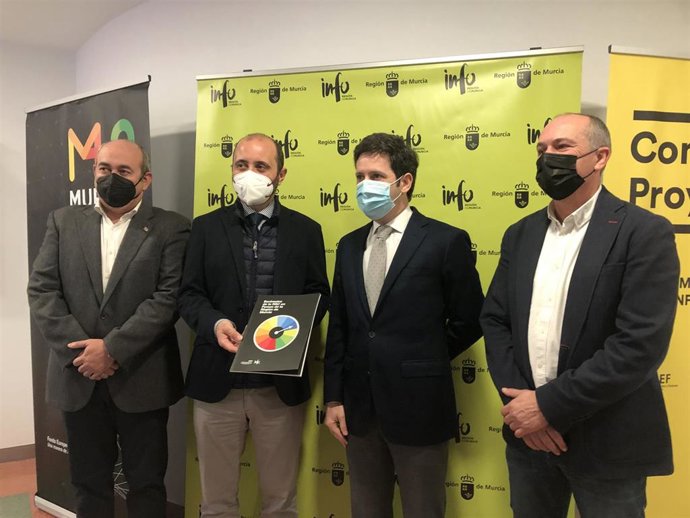 El director del INFO, Joaquín Gómez, junto con el director general de Economía Social y Trabajo Autónomo, Antonio Pasqual del Riquelme, presenta el 'Barómetro de la RSC en la Región de Murcia'