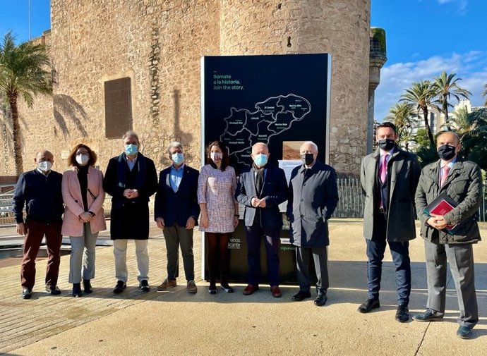 Una exposición junto al Palacio de Altamira recoge la historia de 3.000 años de cultura del vino en Alicante