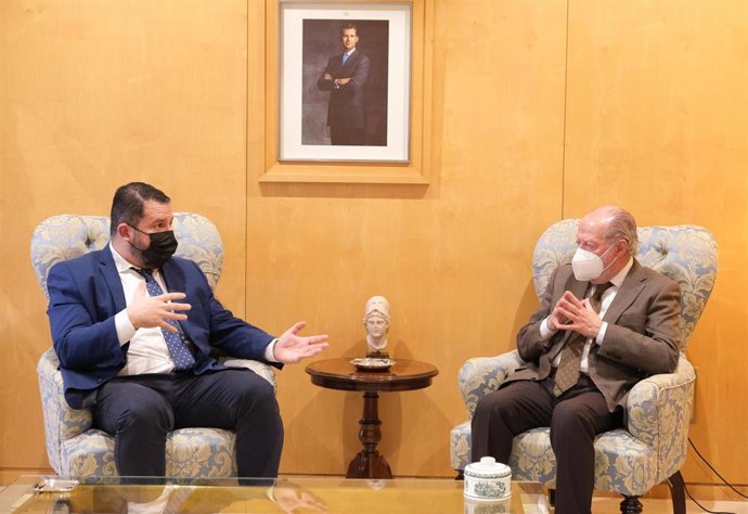 De izquierda a derecha, el alcalde de El Rubio, Rafael de la Fe, y el presidente de la Diputación, Fernando Rodríguez Villalobos.