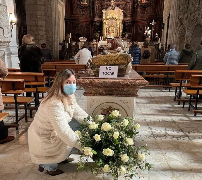 La portavoz del Grupo Municipal Popular, Carolina Blasco, depositando una ofrenda floral junto a la tumba de San Lesmes.