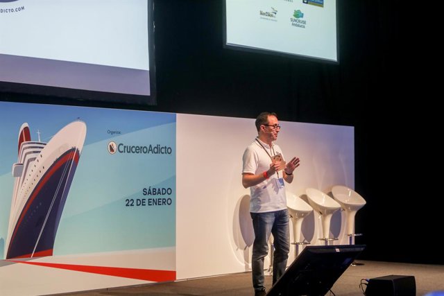 El coordinador de Fitur Cruises, Jesús García, en el estand de Fitur Cruises.