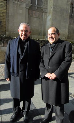 El deán presidente y el canónigo portavoz del Cabildo, Manuel Pérez Moya y José Juan Jiménez Güeto, respectivamente, ante la Mezquita Catedral, en una imagen de archivo.