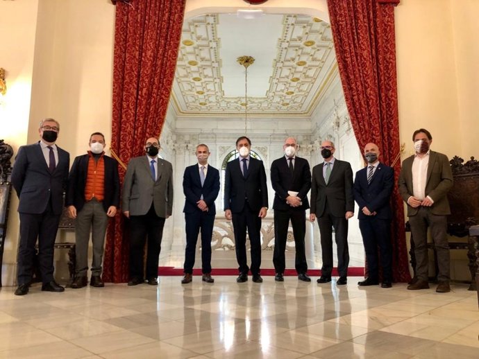 Asistentes a la reunión celebrada este martes en el Ayuntamiento de Salamanca para la coordinación del protocolo suscrito.