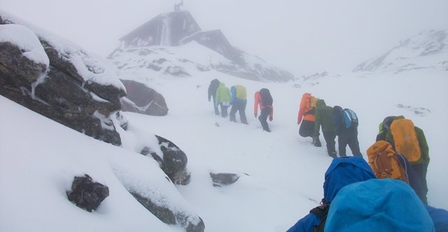 Científicos ascendiendo a la estación de investigación en el Parque Nacional Hohe Tauern.