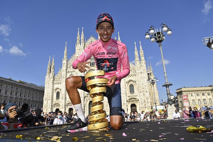 Archivo - 30 May 2021, Italy, Milan: Colombian cyclist Egan Bernal of team Ineos Grenadiers celebrates on the podium with the Endless Trophy after winning the Grand Tour cycling stage following the end of the 21st stage of the 104th edition of the Giro 