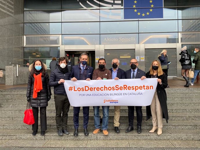 El líder de Cs en Catalunya, Carlos Carrizosa, y eurodiputados del partido exigen en el Parlamento Europeo que se haga cumplir la sentencia del 25% de castellano en Catalunya, a 25 de enero de 2022, en Bruselas (Bélgica).