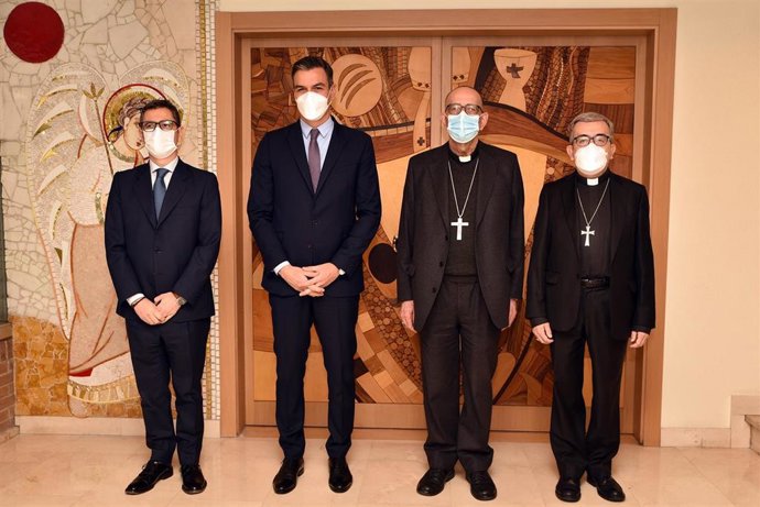 El ministro Félix Bolaños, el presidente del Gobierno, Pedro Sánchez, el presidente de la CEE, el cardenal Juan José Omella, y el secretario general de los obispos, Luis Argüello.