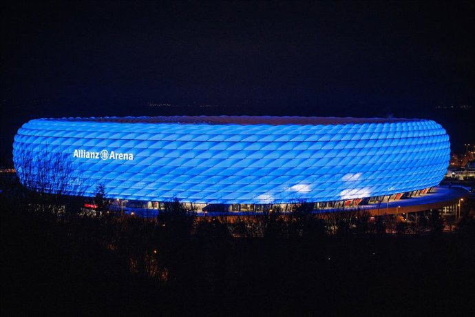 Archivo - 20 November 2021, Bavaria, Munich: The Allianz Arena is lit up in blue as part of a light campaign for International Children's Rights Day. Photo: Matthias Balk/dpa