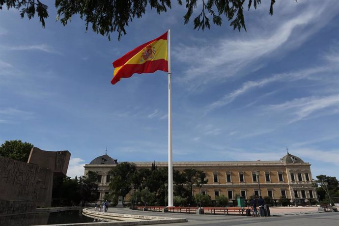 Archivo - Izado de bandera con motivo del Día de San Isidro en los Jardines del Descubrimiento de la Plaza de Colón, a 15 de mayo de 2021, en Madrid (España). Durante el acto, rinde honores una compañía mixta compuesta por cuatro secciones del Ejército 