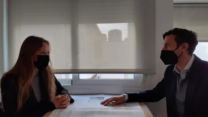 La delegada de Empleo de la Junta en Granada, Virginia Fernández, se reúne con el el propietario de Maxi Hoteles, Gerardo Castilla