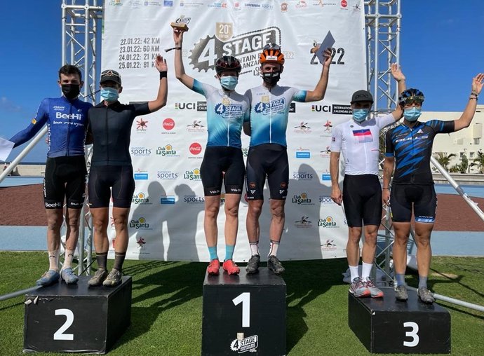 Imagen del podio conjunto masculino y femenino de la 4 Stage MTB Race Lanzarote 2022, con Karl Markt y Ann-Dorthe Lisbygd en lo más alto.