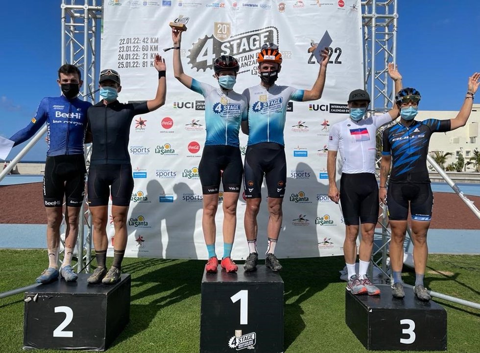 Imagen del podio conjunto masculino y femenino de la 4 Stage MTB Race Lanzarote 2022, con Karl Markt y Ann-Dorthe Lisbygd en lo más alto.