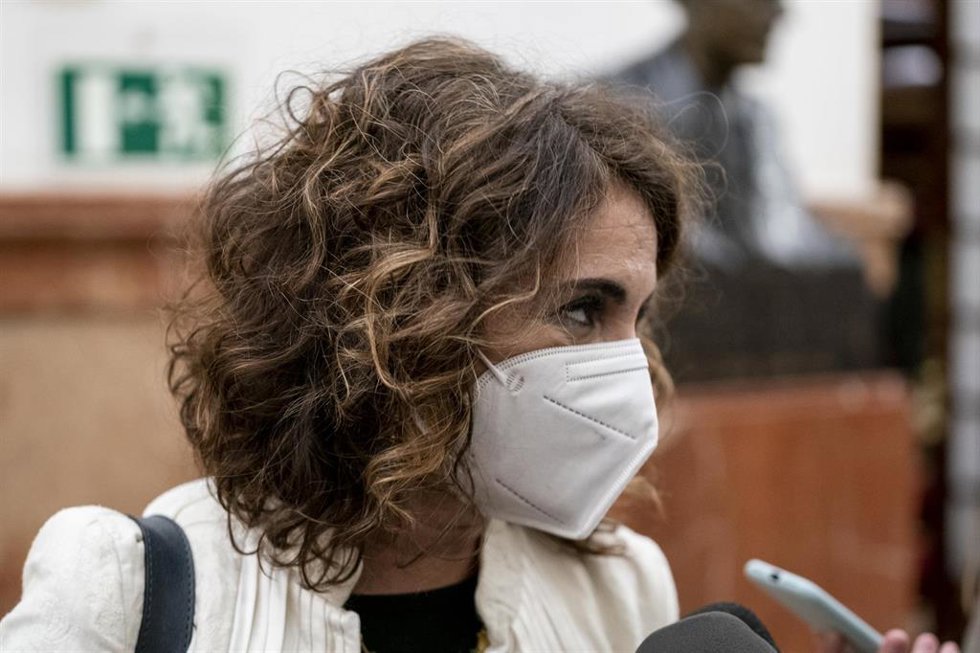 La ministra de Hacienda, María Jesús Montero, ofrece declaraciones a los medios, en una sesión plenaria extraordinaria en el Congreso 