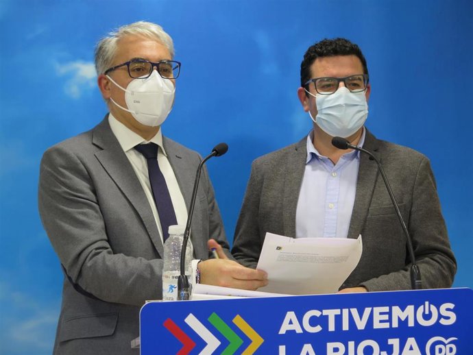 Archivo - El portavoz del Grupo Popular en el Parlamento de La Rioja, Jesús Ángel Garrido, y el diputado autonómico, Alfonso Domínguez, en comparecencia de prensa