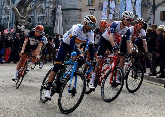 Archivo - Alejandro Valverde (Movistar Team), en primer plano, en una etapa de la Challenge Mallorca 2020