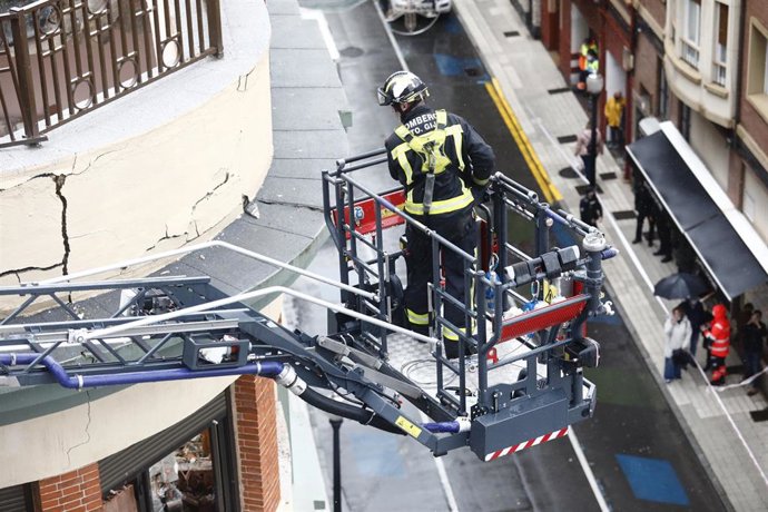 Un bombero trabaja en el derrumbe de la terraza del colegio San Vicente de Paúl de Gijón, a 5 de enero de 2022,  tras un accidente en el que fallecieron dos obreros y otros dos resultaron heridos
