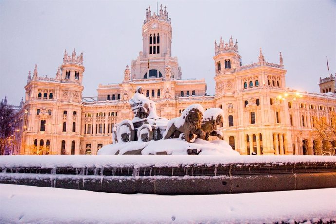 Archivo - EP- Selección fotos 2021: Fuente de Cibeles durante la gran nevada provocada por la borrasca Filomena,  en Madrid (España), a 9 de enero de 2021. La borrasca 'Filomena' ha provocado una intensa nevada en la Comunidad de Madrid, principalment