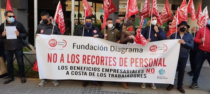 Concentración de trabajadores del CIMI Medina Azahara ante la Junta.