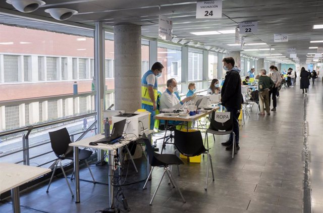 Varias personas son vacunadas contra el Covid-19, en el WiZink Center, a 20 de enero de 2022, en Madrid, (España). Hoy arranca, en la red de hospitales públicos de la Comunidad de Madrid  la inoculación de la tercera dosis de la vacuna contra el coronav