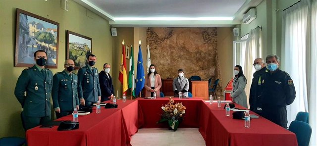 La subdelegada del Gobierno central en Córdoba, Rafaela Valenzuela, copreside, junto con la alcaldesa de Monturque, María Teresa Romero, la Junta Local de Seguridad del municipio.