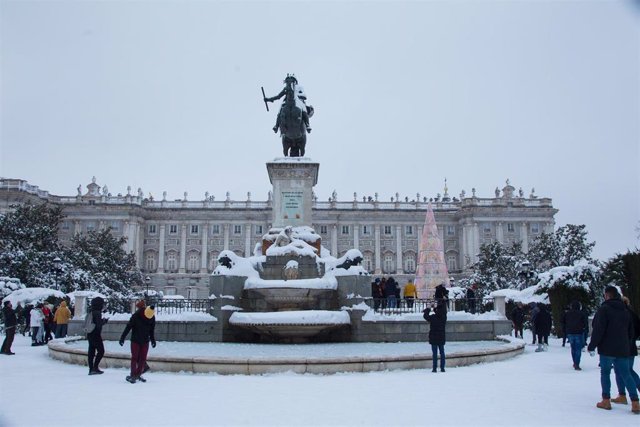 Archivo - Transeúntes pasean por la Plaza de Oriente durante la gran nevada provocada por la borrasca ‘Filomena’,  en Madrid (España), a 9 de enero de 2021. La borrasca 'Filomena' ha provocado una intensa nevada en la Comunidad de Madrid, principalmente e