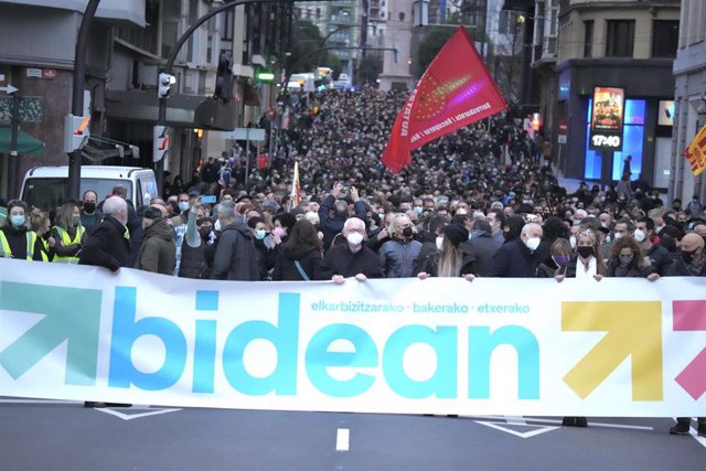 El portavoz de la Red Ciudadana Sare, Joseba Azkarraga, y otros representantes de la red en la cabecera de la concentración convocada por Sare a  favor de los presos de ETA, a 8 de enero de 2022, en Bilbao
