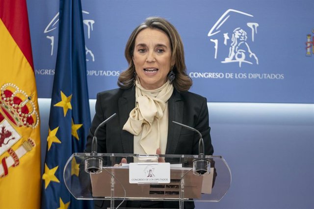 La portavoz del PP en el Congreso, Cuca Gamarra, en una rueda de prensa durante una sesión plenaria extraordinaria en el Congreso de los Diputados, a 25 de enero de 2022, en Madrid (España). 