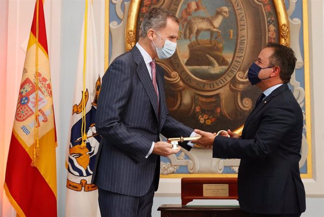 El Rey Felipe VI recibe la llave de la ciudad de San Juan de Puerto Rico de manos de su alcalde, Miguel Romero